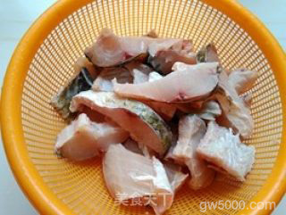 上海熏鱼的做法步骤：2