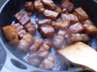 上海本帮特色的浓油赤酱——外婆红烧肉的做法步骤：7