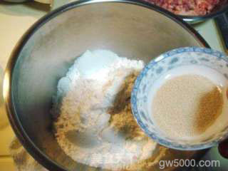 老城隍庙风味儿“生煎小馒头”的做法步骤：2