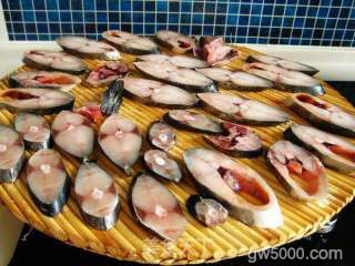 五香熏鱼的做法步骤：2