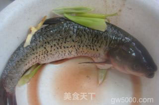 无油烹鱼-家庭制【西湖醋鱼】（选料、片鱼、调味步步详细）的做法步骤：4