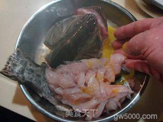 传统宴客菜肴“松鼠鳜鱼”的做法步骤：11