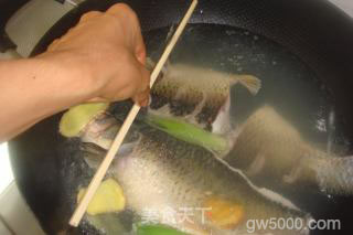 无油烹鱼-家庭制【西湖醋鱼】（选料、片鱼、调味步步详细）的做法步骤：17