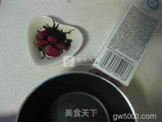 玫瑰奶茶的做法步骤：1