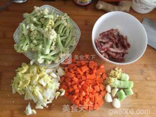 鲜蔬腊肠焖饭的做法步骤：1