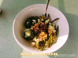 擂辣椒皮蛋的做法步骤：3