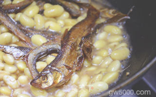 围山公社浏阳菜：香菇黄豆焖火焙鱼的做法步骤：5