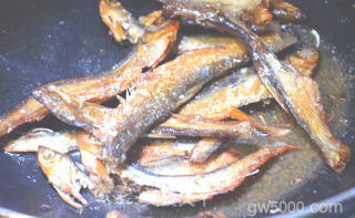 围山公社浏阳菜：香菇黄豆焖火焙鱼的做法步骤：3