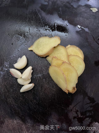 剁椒鱼头的做法步骤：4