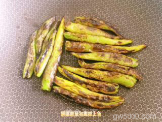 擂辣椒皮蛋的做法步骤：2