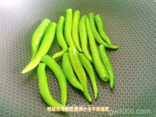 擂辣椒皮蛋的做法步骤：1