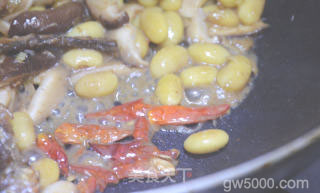 围山公社浏阳菜：香菇黄豆焖火焙鱼的做法步骤：6
