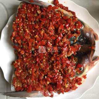 剁椒鱼头的做法步骤：5