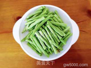 剁椒蒸豆角的做法步骤：1