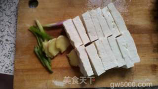 砂剁椒鱼块蒸豆腐的做法步骤：2