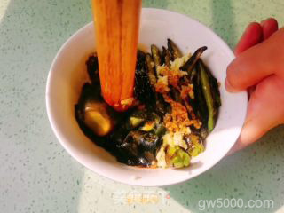 擂辣椒皮蛋的做法步骤：4