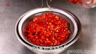 湘菜【剁椒鱼头】正宗做法详解的做法步骤：4