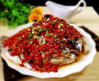 剁椒鱼头的做法步骤：7