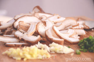 围山公社浏阳菜：香菇黄豆焖火焙鱼的做法步骤：2