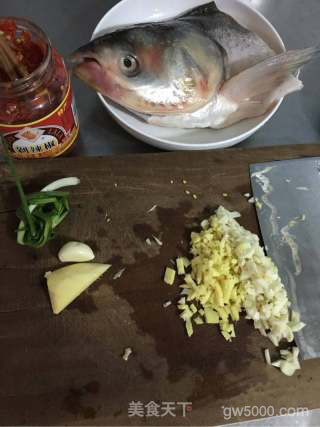 剁椒鱼头的做法步骤：1