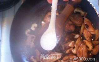 香菇滑鸡煲仔饭的做法步骤：9
