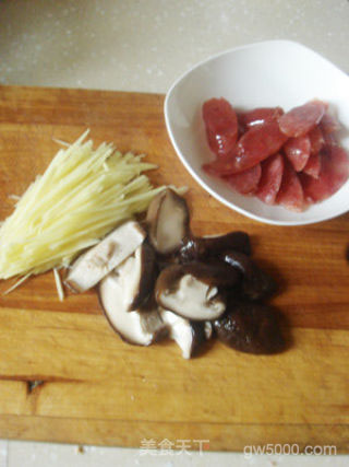 别拦着我，我今天来个二大的——北菇滑鸡腊味饭 （港式煲仔饭）的做法步骤：6
