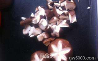 香菇滑鸡煲仔饭的做法步骤：5
