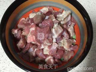 孜然烤羊肉串的做法步骤：1