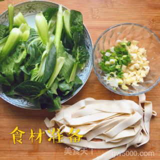 超简易版油泼面，懒人必备的做法步骤：1