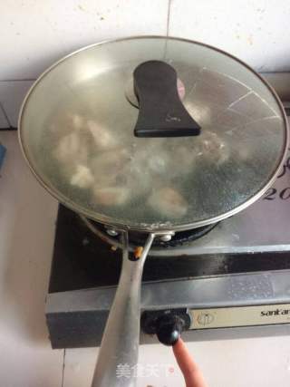 家常版羊肉白菜粉丝汤附带辣椒油做法的做法步骤：3