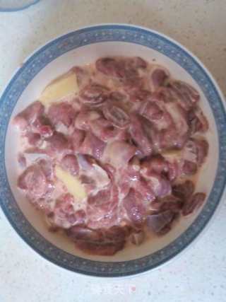 葱爆羊肉的做法步骤：1