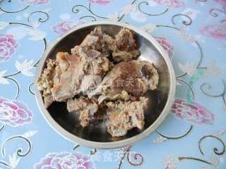 羊脊骨烧萝卜的做法步骤:1