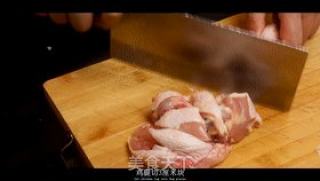 不可错过的新疆大盘鸡，不管是配饭还是配面都是一绝的做法步骤：1