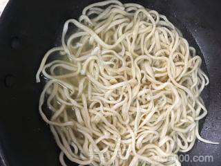 新疆羊肉拉条子的做法步骤：1