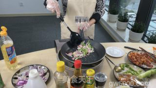 孜然羊肉串的做法步骤：2