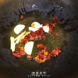 【四叶小馆】三椒爆羊肉的做法步骤：5