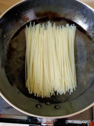 新疆爆辣炒米粉的做法步骤：5