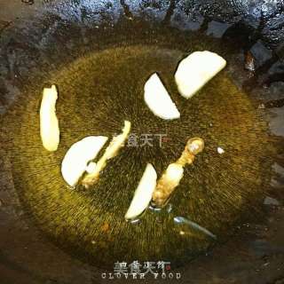 【四叶小馆】三椒爆羊肉的做法步骤：2