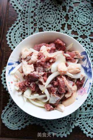 羊肉串撸起来的做法步骤：2