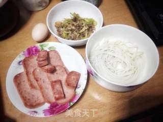中式早午餐:羊肉米粉煎午餐肉的做法步骤：1
