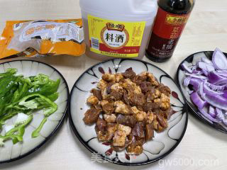 孜然羊肉串的做法步骤：1