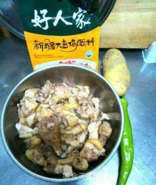 懒人大盘鸡，好吃的不要不要的～～的做法步骤：1