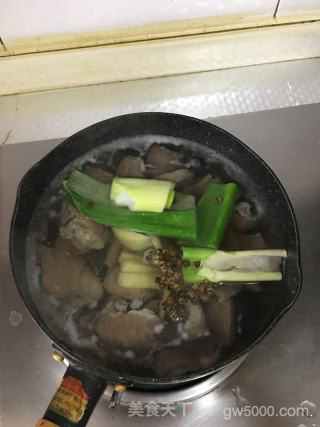 新疆羊肉拉条子的做法步骤：2