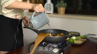 美厨娘大作战里的新疆大盘鸡的做法步骤：3