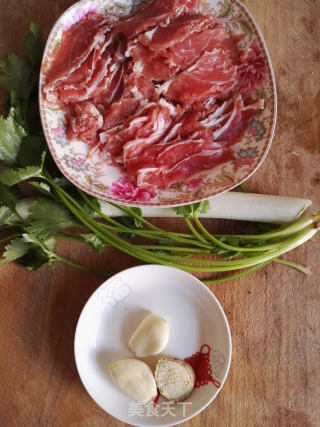 孜然羊肉的做法步骤：1