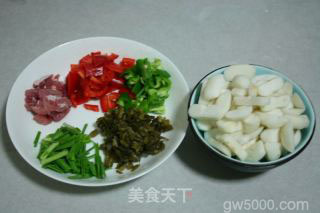 【饭遭殃】小炒马蹄的做法步骤：2