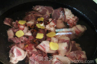 热腾腾的萝卜炖羊肉汤的做法步骤：1