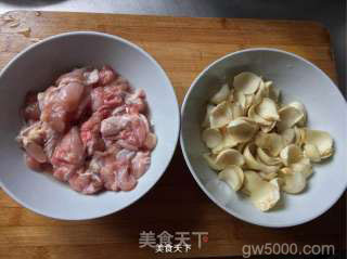 芦笋百合炒鸡丁的做法步骤：1