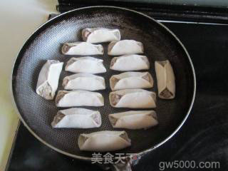 西葫芦肉馅锅贴的做法步骤：10