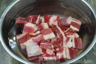 【辽宁】清炖萝卜牛肉汤的做法步骤：2